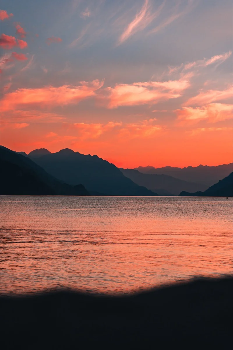 Jezero Brienzersee při západu slunce